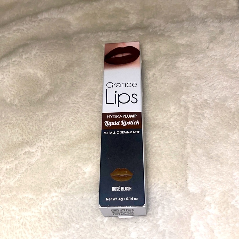 ❤️NEW!!!❤️Grande Lips HYDRAPLUMP liquid lipstick
METALLIC SEMI-MATTE..ROSÉ BLUSH